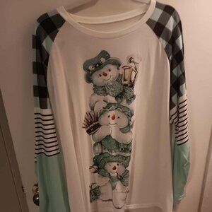 Woman's mint green and white snowman top-matching earrings